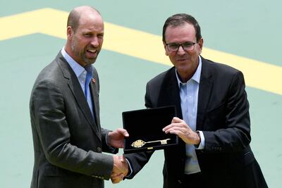 El príncipe William de Inglaterra recibió las llaves de la ciudad de manos del alcalde de Río de Janeiro, Eduardo Paes.
(Daniel RAMALHO / AFP)