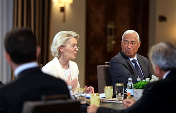 La jefa de la Comisión Europea, Úrsula von der Leyen (i) y el presidente del Consejo Europeo, el portugués Antonio Costa (d).