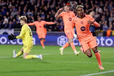Lamine Yamal, del Barcelona, celebra tras marcar el segundo gol de su equipo durante el partido de la fase de liga de la UEFA Champions League entre el Club Brujas KV y el FC Barcelona, en Brujas, Bélgica.