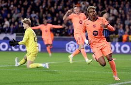 Lamine Yamal, del Barcelona, celebra tras marcar el segundo gol de su equipo durante el partido de la fase de liga de la UEFA Champions League entre el Club Brujas KV y el FC Barcelona, en Brujas, Bélgica.