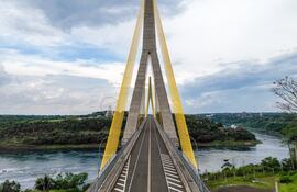 Luego de tres años de haber finalizada su construcción, el Puente de la Integración comenzará a habilitarse gradualmente desde diciembre.