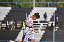 Edilson Moreno celebra el segundo tanto en la goleada de Nacional de Yby Yaú sobre 1° de Marzo de Pedro Juan Caballero, en la Primera Fase de la Copa Paraguay. (Foto: @CopaParaguayAPF)