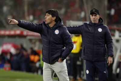 El argentino Daniel Garnero (i), técnico de la selección paraguaya, en el partido frente a Chile por las Eliminatorias Sudamericanas al Mundial 2026 en el estadio Monumental, en Santiago, Chile.