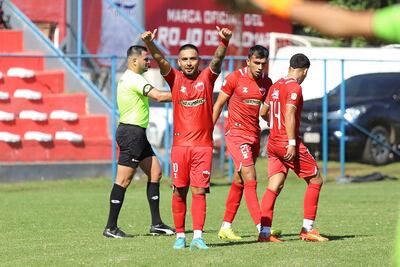 Roque Guachiré festeja el primer tanto del “Prócer” con Luis Galeano y Luciano Taboada. (Foto: Fernando de la Mora)