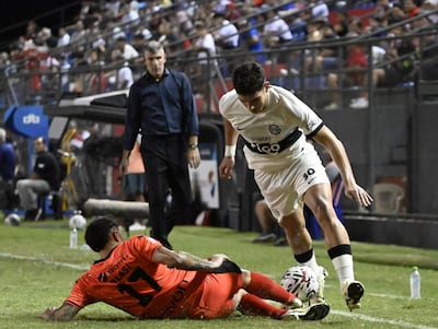 Martín Palermo (c), entrenador de Olimpia, en el partido frente a Nacional por la jornada 14 del torneo Apertura 2024 del fútbol paraguayo en el estadio Arsenio Erico, en Asunción, Paraguay.