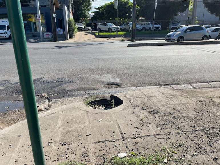 Registro abierto en plena vereda en Eusebio Ayala y Jow Von Sastrow, Asunción.