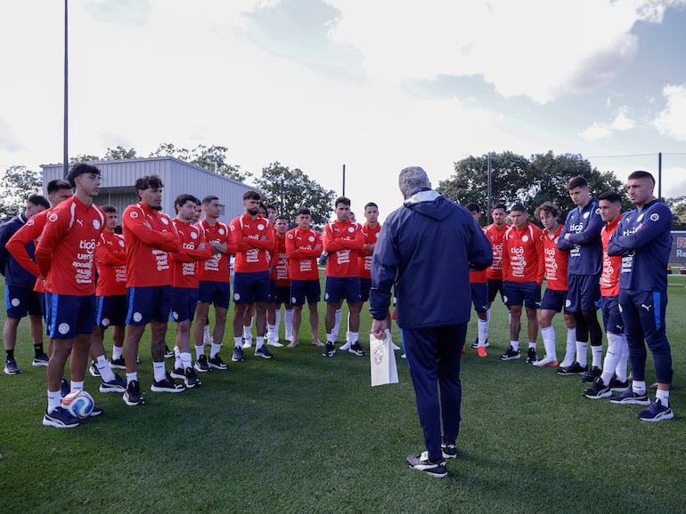 El entrenador de la selección paraguaya de fútbol, Gustavo Alfaro en la charla con los seleccionados albirrojos, en el entrenamiento ante el New York Red Bull,