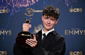 El actor británico Owen Cooper posa en la sala de prensa con el premio al Mejor Actor de Reparto en una Miniserie, Antología o Película por "Adolescentes" durante la 77.ª edición de los Premios Emmy.