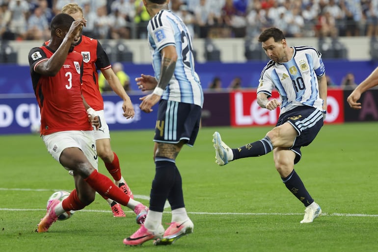 El delantero de Argentina, Leo Messi (d), remata ante los defensores de Austria durante el partido del Mundial 2026 entre Argentina y Austria, este lunes en Arlington, Texas.