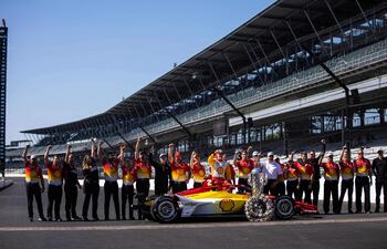 El estadounidense Josef Newgarden, piloto de equipo Penske, celebra su triunfo en Indianápolis.