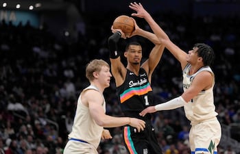 Victor Wembanyama (centro) guió a los Spurs con 23 tantos.