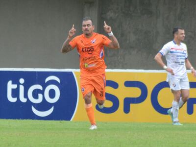 El experimentado delantero Manuel José Maciel Fernández (39 años) inició la recuperación en el triunfo de 3 de Noviembre sobre el 14 de Mayo de Capiíbary. (Foto: APF)