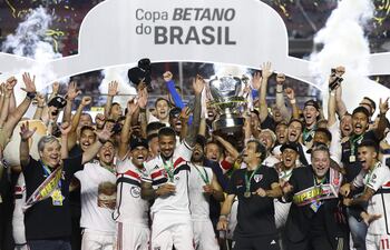 AMDEP9487. SAO PAULO (BRASIL), 24/09/2023.- Jugadores de Sao Paulo celebran con el trofeo al ganar la Copa de Brasil hoy, al vencer a Flamengo en el estadio Morumbi en Sao Paulo (Brasil). EFE/ Sebastiao Moreira