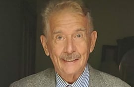 Ricardo Caballero Aquino y su último libro.