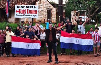 Habitantes de la Compañía Tajy Loma en Carapeguá, exigen a Santiago Peña 3 kilómetros de empedrado