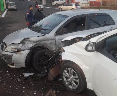 Los dos vehículos quedaron con daños importantes tras la violenta colisión.