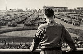 Dortmund, Alemania. Fotografía de Adolf Hitler hablando con la Sturmabteilung del NSADP.