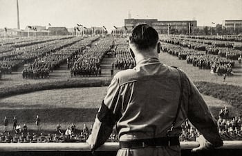 Dortmund, Alemania. Fotografía de Adolf Hitler hablando con la Sturmabteilung del NSADP.