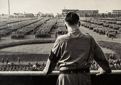 Dortmund, Alemania. Fotografía de Adolf Hitler hablando con la Sturmabteilung del NSADP.