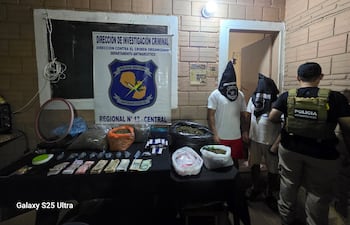Detienen a padre e hijo por presunto tráfico de marihuana y medicamentos controlados