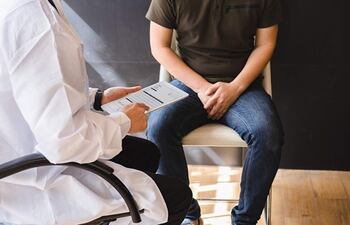 La consulta con el urólogo es clave para prevenir problemas de próstata.