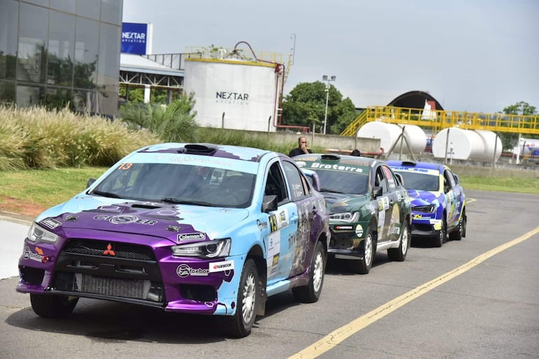 Los autos y las tripulaciones realizan las verificaciones técnica, administrativa y seguridad del Rally del Chaco 2026 en Hangares P.A.S., en Luque, Paraguay.