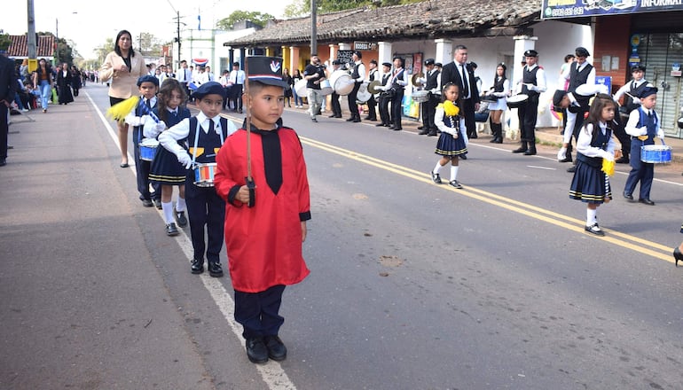 Alumnos lucieron trajes alegóricos y rindieron homenaje a los Niños Mártires de Acosta Ñu.