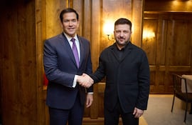 El secretario de Estado de EE.UU., Marco Rubio (a la izquierda) y el presidente ucraniano Volodímir Zelenski durante su reunión de hoy en Múnich, Alemania.