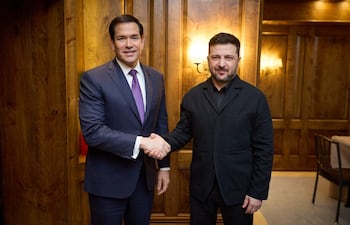 El secretario de Estado de EE.UU., Marco Rubio (a la izquierda) y el presidente ucraniano Volodímir Zelenski durante su reunión de hoy en Múnich, Alemania.