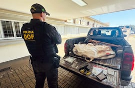 Un policía brasileño del Departamento de Operaciones de Frontera (DOF) custodia la camioneta robada en Pedro Juan Caballero y recuperada en Aral Moreira.