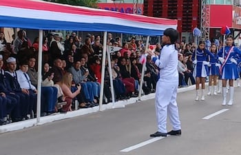 Con una masiva participación de instituciones educativas, organizaciones sociales y autoridades locales, departamentales y nacionales, la capital de Ñeembucú celebró este miércoles los 215 años de la Independencia Nacional .