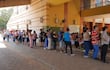 Una extensa fila se observa en la imagen. Los pacientes esperaron varias horas para agendar nuevos turnos para este año.