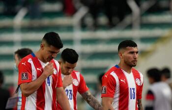 Una historia repetida, con los albirrojos abandonando el terreno de juego luego de una caída. Fabián Cornelio Balbuena, Juan Escobar y Mathías Villasanti, tras la goleada. AFP