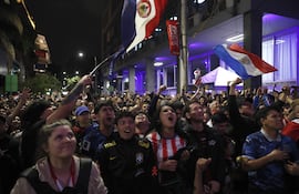El público presente en calle Palma celebrando la victoria de Paraguay ante Alemania. A través de sus redes, varios artistas también compartieron sus festejos.