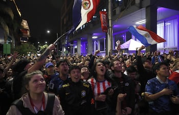 El público presente en calle Palma celebrando la victoria de Paraguay ante Alemania. A través de sus redes, varios artistas también compartieron sus festejos.