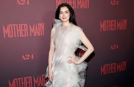 Anne Hathaway llegando con un look transparente al preestreno de Mother Mary en el cine Metrograph de Nueva York. (Jamie McCarthy/Getty Images/AFP)