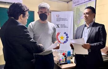 El doctor Federico Schroder (centro) asumió ayer la dirección de la Décima Región Sanitaria.