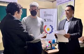 El doctor Federico Schroder (centro) asumió ayer la dirección de la Décima Región Sanitaria.