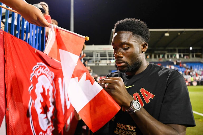Alphonso Davies #19 de Canadá firma una bandera canadiense al concluir el partido amistoso internacional contra la República de Irlanda en el Saputo Stadium, en Montreal, Quebec, Canadá.