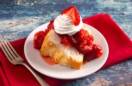 Pastel de ángel con frutillas, imagen ilustrativa.