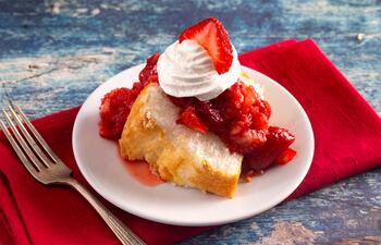 Pastel de ángel con frutillas, imagen ilustrativa.