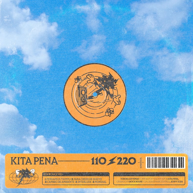 Portada del EP '110/220' de Kita Pena, con disco de vinilo, flores y un radiocasete sobre fondo azul y nubes.