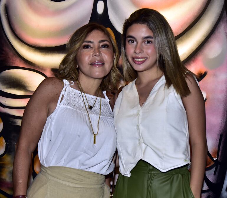 Mirta y Alanis Alcaraz.