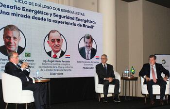 Ing. Luiz Fernando Leone Vianna, Ángel María Recalde y Alberto Acosta Garbarino durante un conversatorio organizado la Camara de Comercio Paraguay Brasil (CCPB) y la Fundacion Desarrollo en Democracia (DENDE).