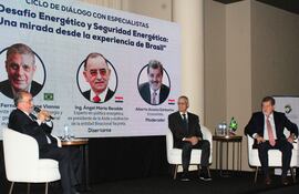 Ing. Luiz Fernando Leone Vianna, Ángel María Recalde y Alberto Acosta Garbarino durante un conversatorio organizado la Camara de Comercio Paraguay Brasil (CCPB) y la Fundacion Desarrollo en Democracia (DENDE).