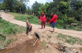 EL suboficial mayor Saturnino Méndez, la señora Florentina Rojas Silva y Juan Vera mostrando el puente que construyeron en la comunidad.
