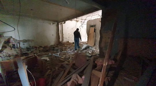 Así quedó el taller donde la familia inicialmente intentó refugiarse, es contiguo a la bóveda del banco.