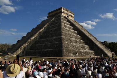La pirámide Kukulcán durante el fenómeno de luz y sombra este jueves, en la zona arqueológica de Chichen Itza en la ciudad de Mérida, Yucatán (México).