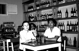 Inmigración coreana en Paraguay: Won Hong Lee y su esposa en su local, el Copetín Granada, México y Herrera, en 1968 (Foto: Archivo de ABC Color).