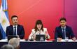 La ministra de Seguridad de Argentina, Patricia Bullrich (C), en la conferencia en la que iba a anunciar la extradición de los integrantes del clan Villalba, que finalmente se descubrió tenían estatus de refugiados en ese país. (Foto de STRINGER / AFP)